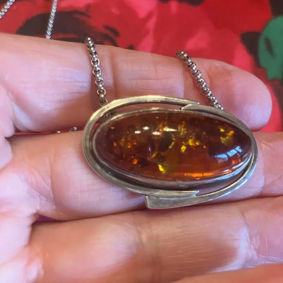 STERLING SILVER BALTIC AMBER PENDANT AND CHAIN - Picture 6 of 9